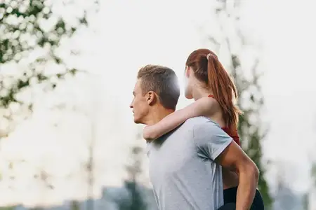 Женщина на спине у мужчины, прогулка на улице, веселье, образ жизни