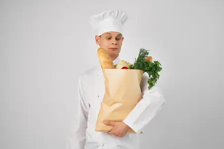 Шеф-повар с сумкой для продуктов занимается приготовлением пищи и обслуживанием