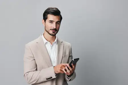 Мужчина держит смартфон и делает селфи