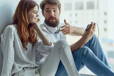 Семья беседует у окна, в атмосфере романтики и радости, с элементами технологий
