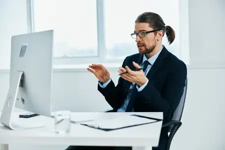 Офисный работник, официальное лицо, работает за компьютером