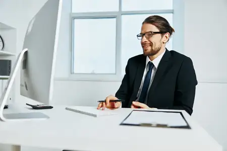 Менеджер-мужчина, официальное лицо работает за компьютером, образ жизни