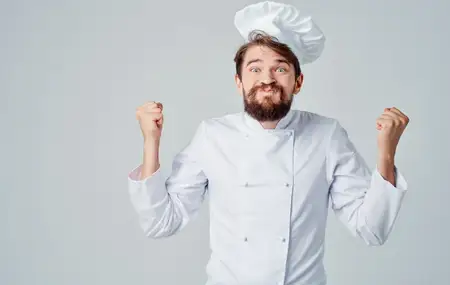 Профессиональные повара в униформе жестикулируют руками на светлом фоне