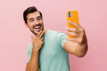 Мужчина, трейдер, образ жизни, смартфон, улыбка, технологии, счастливый бизнесмен, киберпространство, общение, сообщение, успех, блоггинг, телефон, копия, розовый цвет, борода, пространство…