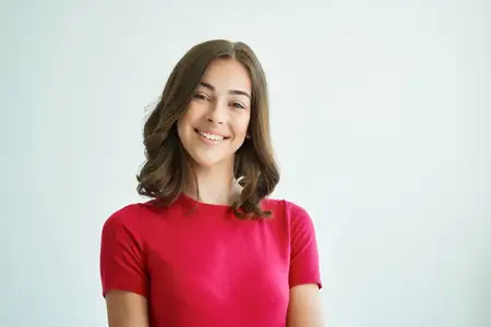 Симпатичная женщина с удивлённым взглядом и эмоциями в студийной обстановке