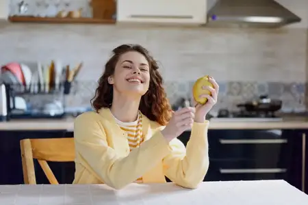 Счастливая женщина дома на кухне