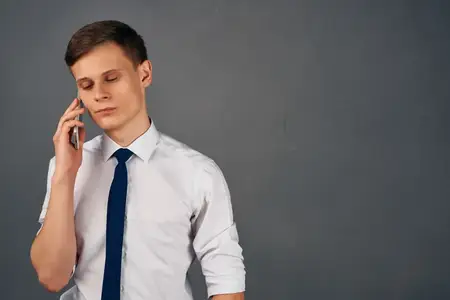 Бизнесмен в рубашке с галстуком разговаривает по телефону, профессиональная офисная работа