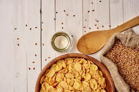 Деревянные кухонные предметы и еда, мюсли, вид сверху