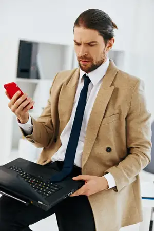 Бизнесмен с ноутбуком работает в офисе