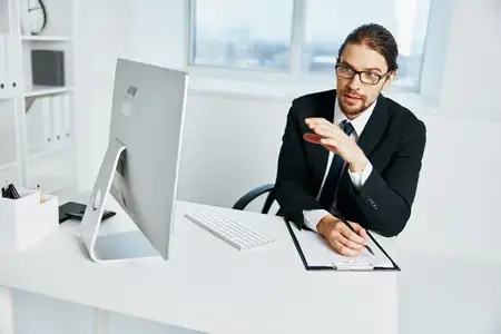 Офисный работник с документами в руках общается по телефону