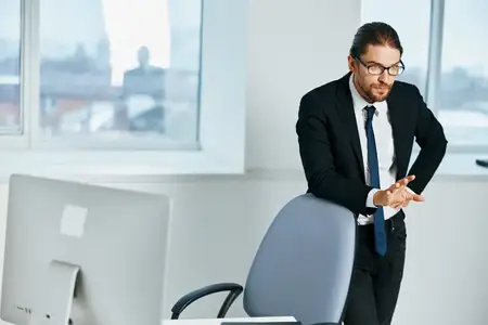 Офисный работник, чиновник, работает за компьютером