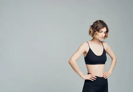 Спортивная женщина занимается йогой, баланс, изолированный фон