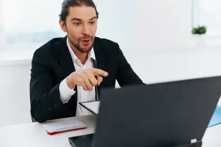 Мужчина работает в офисе с синей папкой для документов