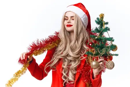 Женщина в костюме Санта-Клауса на фоне рождественских украшений