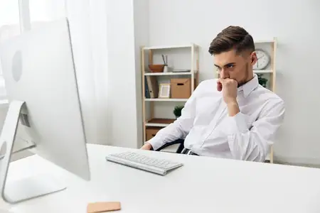 Бизнесмен в белой рубашке в офисе работает с технологиями