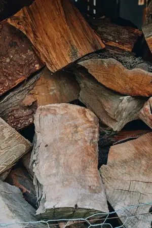 Дрова, сложенные поленья, колотые дрова, поленница, деревенская текстура, сухая древесина, топливо для камина, натуральная кора