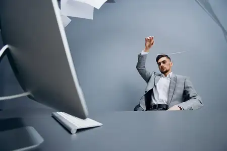 Бизнесмены, документы на столе, работа за компьютером, эмоции, серый фон