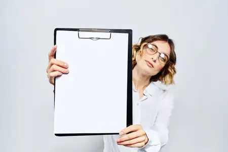 Деловая женщина с папкой белых документов в руке на светлом фоне