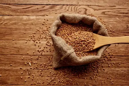Пакет с органическими хлопьями, полезная еда на кухне