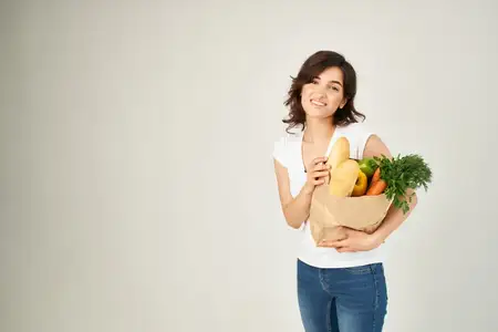 Брюнетка с пакетом продуктов, полностью здоровое питание