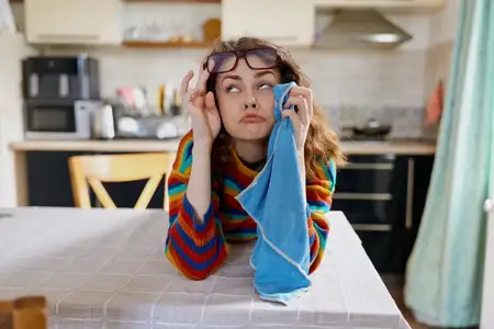 Непринужденная сцена: женщина на домашней кухне в ярком полосатом свитере
