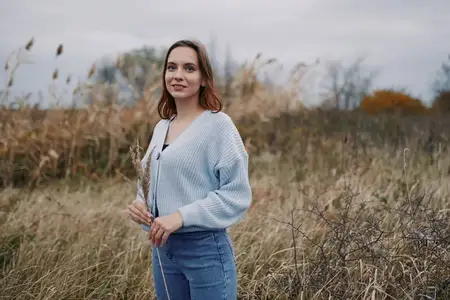 Снятая в приглушенных осенних тонах, сцена вызывает искренность и надежность, приглашая зрителей соединиться с реальным моментом, тонким обнадеживающим настроением и приземленным, честным…