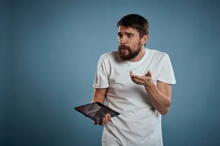 Парень с планшетом на синем фоне и в белой футболке, сенсорный экран, монитор, модель