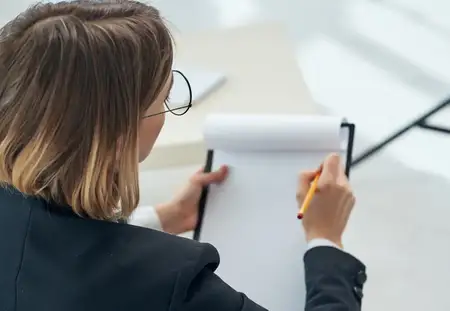 Женщина в очках с документами и резюме работает в офисе