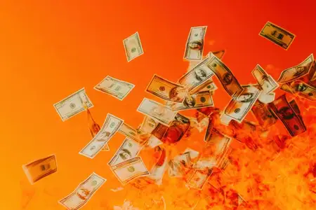 Взрывное изображение долларовых купюр, парящих в огненных языках пламени, символизирующее богатство и интенсивность финансовых амбиций