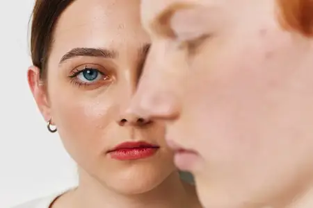 Крупный план лиц женщины и мужчины с натуральной кожей, голубыми глазами и нейтральными эмоциями