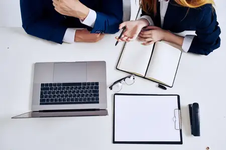 Деловая команда из мужчины и женщины работает в офисе с ноутбуком