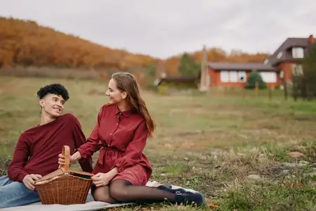 Безмятежная уличная сцена с осенними красками, мягким светом, расслабленным настроением, непринужденной позой, фоном пустого дома, правдоподобной обстановкой, вызывающей искренность и доверие
