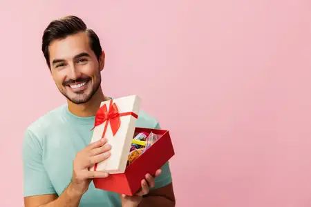 Изолированный мужчина, подарок, пространство, сюрприз, празднование, мода, вечеринка, подарок, день рождения, отпуск