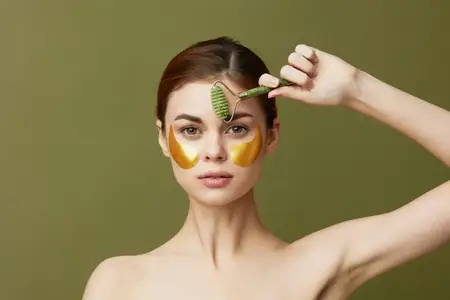 Привлекательная женщина с патчами для ухода за кожей лица, обнаженные плечи, гигиена, крупный план, образ жизни