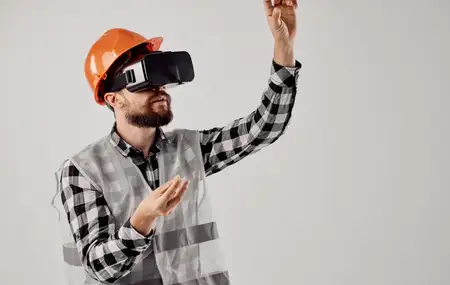 Инженер-строитель в оранжевой каске и 3D-очках на светлом фоне