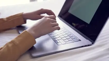 Женские руки работают с ноутбуком, фриланс, технологии