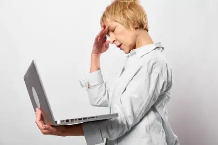 Женщина, ноутбук, головная боль, стресс, усталость, технологии, офис, общение, здоровье