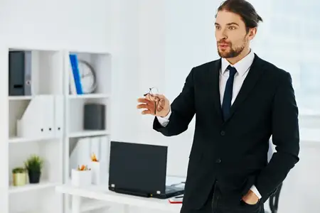 Менеджер держит телефон, офисный стиль жизни