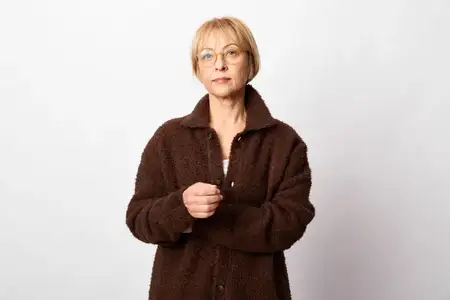 Женщина, пожилой человек, портрет, пальто, очки, студия, белый, зимняя мода, спокойствие