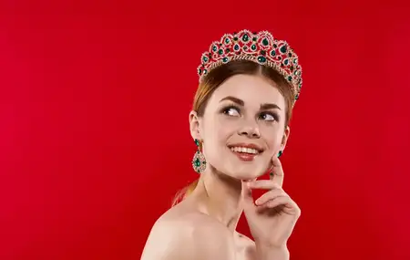 Портрет уверенной в себе женщины на красном фоне
