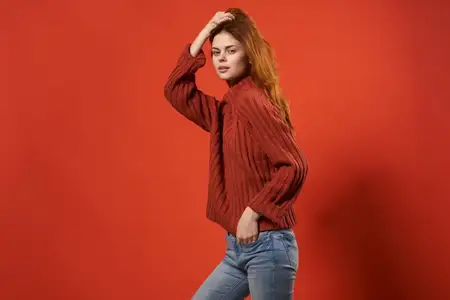 Женщина в красном свитере с красивой причёской, модный образ жизни, крупный план