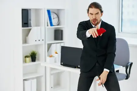 Бизнесмен в офисе с документами и технологиями