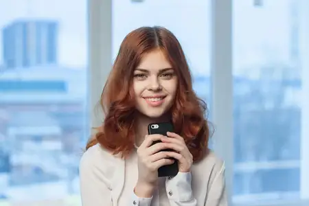 Деловая женщина разговаривает по телефону в офисе с профессионалами
