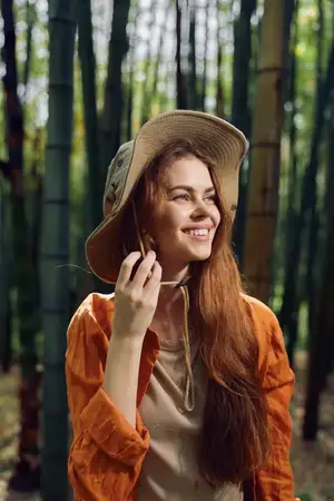 Женщина улыбается в лесу