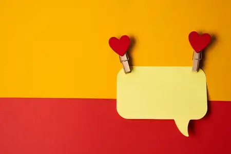 Жёлтые стикеры с деревянными прищепками и красными сердечками