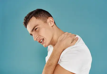 Мужчина в белой футболке демонстрирует эмоции на синем фоне