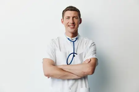 Мужчина заботится, стетоскоп, хирург, эксперт, медик, умный, клинический, терапевт, красивый, уверенный в себе, здоровье, практик, больничная форма, врач, профессионал, специалист, доктор, дружелюбный