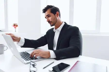 Портрет сердитого офисного работника