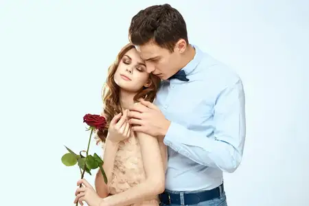 Молодая пара обнимается