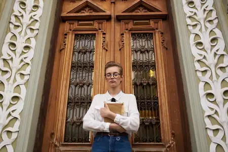 Симпатичная женщина на улице возле здания, отдых, образование